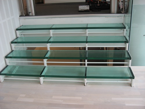Glass i trapper og gulv