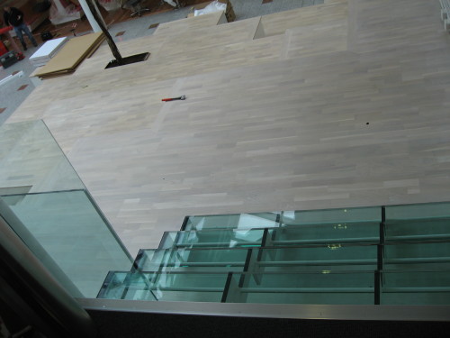 Glass i trapper og gulv